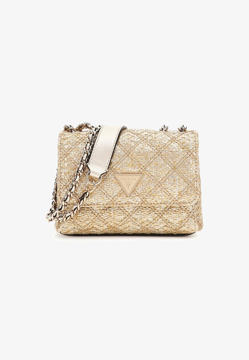 Una borsa in oro trapuntato con tracolla a catena, caratterizzata da una placca con logo e un intricato motivo tessuto, posizionata su uno sfondo bianco.
