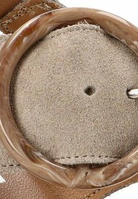 Sandalia de cuero marrón con un gran acento circular marrón jaspeado. Textura de ante en la correa, con un pequeño agujero y detalle de costura.