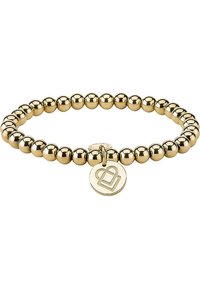 Gouden kralenarmband met een gladde, ronde vorm en een ronde hanger met een verweven ontwerp. Hoogglansafwerking en een uniforme textuur.