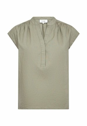 Bluză cu mâneci scurte de culoare verde măsliniu, cu guler în picioare, deschidere cu butoane și detalii pliate la umeri. Fabricată dintr-un material ușor.