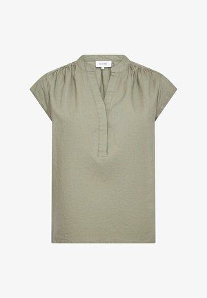 Blusa de manga corta en color verde oliva con cuello alzado, abertura con tapeta y detalles recogidos en los hombros. Confeccionada con una tela ligera.