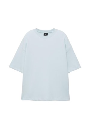 Svetlomodré oversized tričko s krátkym rukávom a okrúhlym výstrihom, s viditeľnou čiernou štítkou Pull&Bear vo vnútri goliera, zobrazené na bielom pozadí.