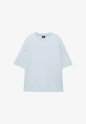 Vaaleansininen ylipitkä lyhythihainen T-paita, jossa on pyöreä kaulus ja näkyvä musta Pull&Bear-merkkilappu kauluksen sisäpuolella, esitetty valkoisella taustalla.