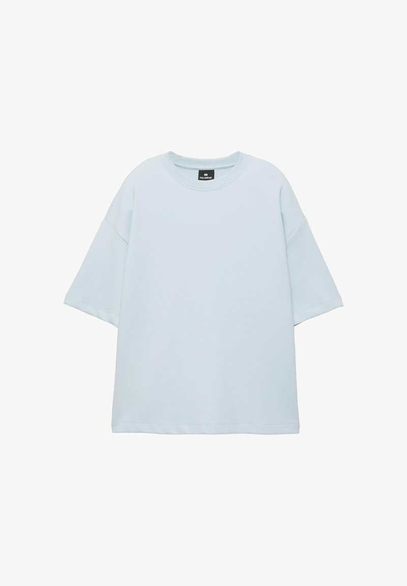 Svetlo modra široka majica kratkih rokavov z okroglim izrezom in vidno črno etiketo Pull&Bear na notranji strani ovratnika, prikazana na belem ozadju.