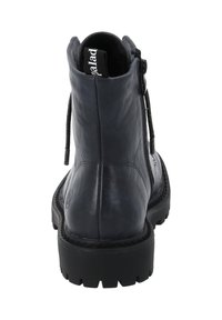 Stivale alla caviglia in pelle grigio scuro con punta rotonda, cerniera laterale e suola in gomma testurizzata. Presenta un anello per facilitare la calzata e un dettaglio del logo discreto sul tallone.