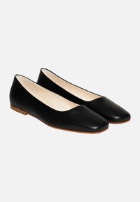 Schwarze Leder-Ballerinas mit quadrater Zehenform und niedrigem Absatz, mit glatter Textur und kontrastierender hellfarbigerInnensohle.