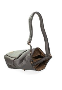 Borsa a tracolla in pelle grigia con finitura strutturata, tasche con zip e una lunga tracolla regolabile. Presenta dettagli in metallo color oro.