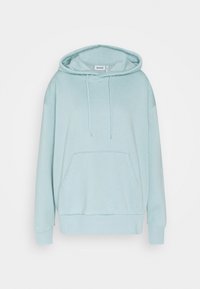 Sudadera azul clara fabricada con un tejido suave, que presenta un bolsillo canguro, cordones en la capucha y puños y dobladillo acanalados.