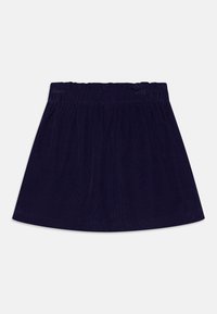Tumman Navy sävyinen corduroy-hame, jossa on rypytetty vyötärö ja flare-muotoilu, sekä pehmeä ja tekstuuriinen pinta.