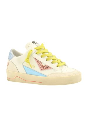 Sneaker bianco in pelle con lacci gialli, accenti blu e rosa, texture screpolata sulla punta e dettagli rossi lungo la suola.