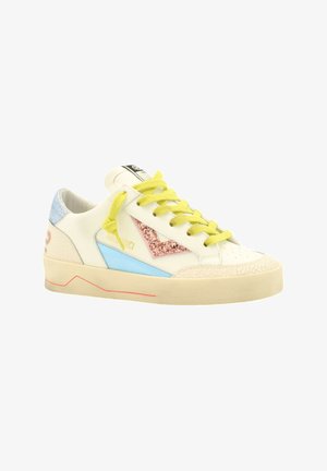 Sneaker bianco in pelle con lacci gialli, accenti blu e rosa, texture screpolata sulla punta e dettagli rossi lungo la suola.