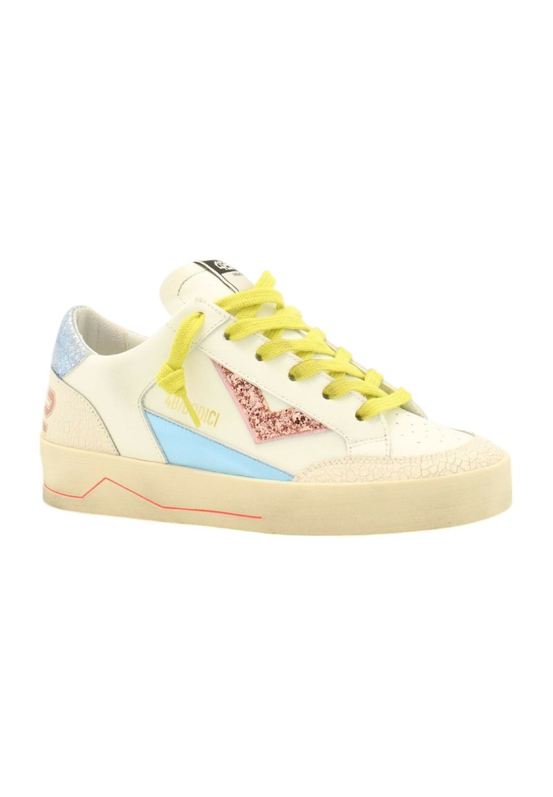 Sneaker bianco in pelle con lacci gialli, accenti blu e rosa, texture screpolata sulla punta e dettagli rossi lungo la suola.