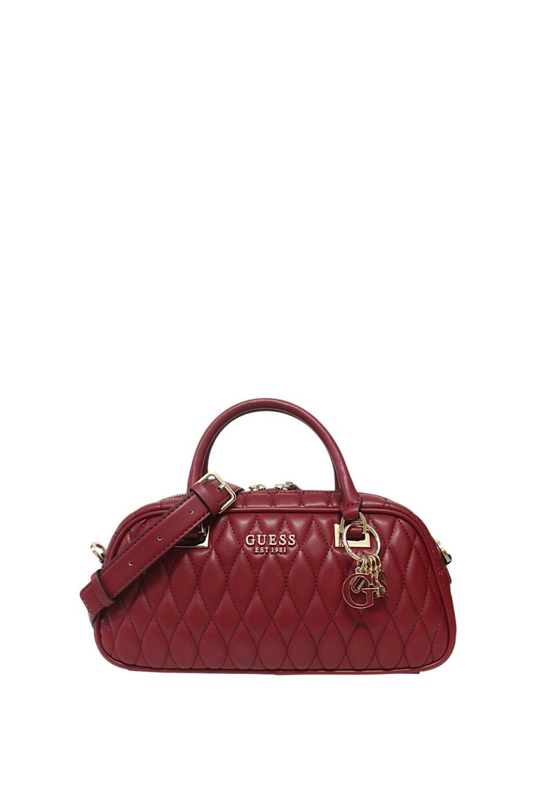 Bolso de mano acolchado rojo hecho de cuero sintético con herrajes dorados, cuenta con un asa superior, correa desmontable y detalle del logo de la marca.