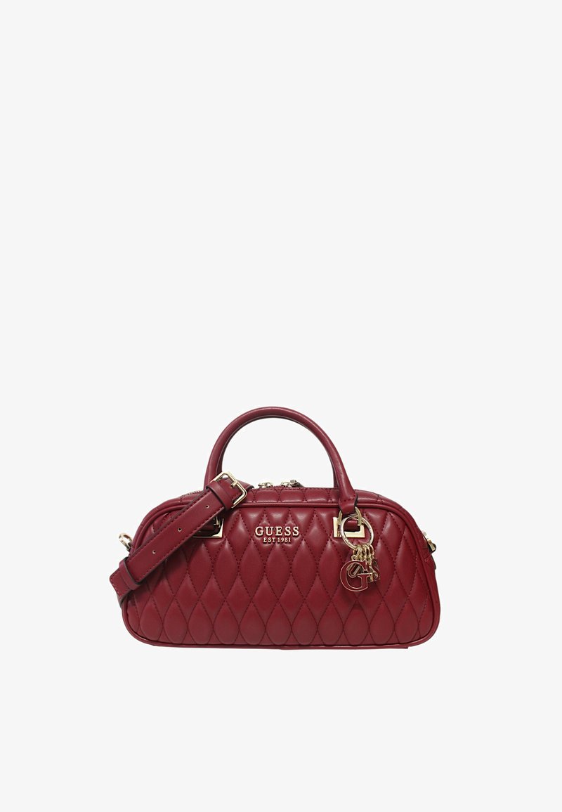 Bolso de mano acolchado rojo hecho de cuero sintético con herrajes dorados, cuenta con un asa superior, correa desmontable y detalle del logo de la marca.