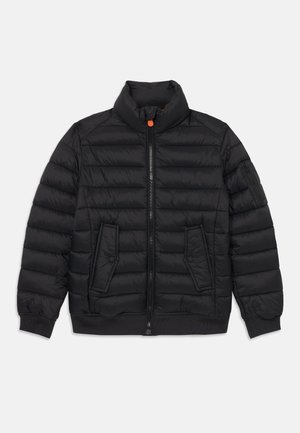 Zwarte pufferjack met een hoge kraag, rits aan de voorkant, geribbelde manchetten en twee knoopzakken aan de voorkant. Heeft horizontale stiksels en een oranje ritsring.