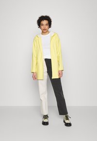 JDY JDYELISA RAINCOAT - Casaco impermeável - yellow cream