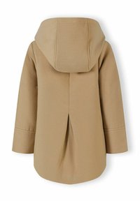Manteau à capuche beige avec une texture douce, présentant un pli dans le dos et des manches longues, conçu pour un ajustement décontracté.
