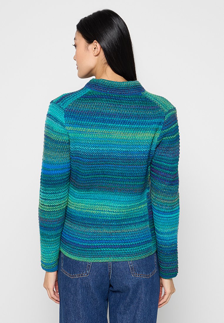 Sweter z dzianiny z poziomymi paskami w różnych odcieniach niebieskiego i zielonego, z wysokim kołnierzem i długimi rękawami. Gładka tekstura.