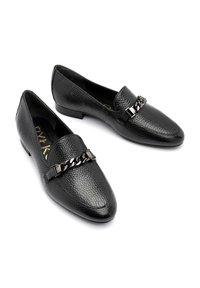Zwarte loafers van textuurleer, met een kettingaccent over de bovenkant, een spitse neus en een laag hakontwerp.