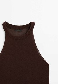 Pull sans manches marron avec un col rond, fabriqué en matière tricotée. Présente un motif texturé et un design minimaliste.
