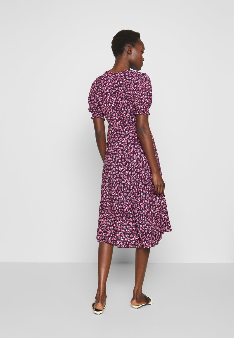 Diane Von Furstenberg Idris Freizeitkleid Vines Petal Mehrfarbig Zalando De 