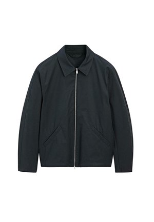 Schwarze Jacke mit Kragen, Reißverschluss vorne und zwei seitlichen Taschen. Hergestellt aus glattem Stoff mit einem leicht lässigen Schnitt.