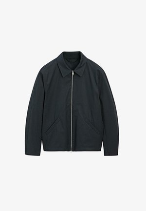 Giacca nera con collo, chiusura frontale con zip e due tasche laterali. Realizzata in tessuto liscio con una vestibilità leggermente rilassata.