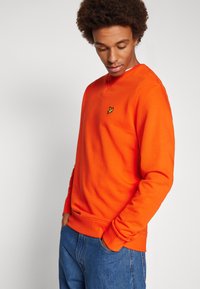 Lyle & Scott CREW NECK - Melegítőfelső - tangerine tango