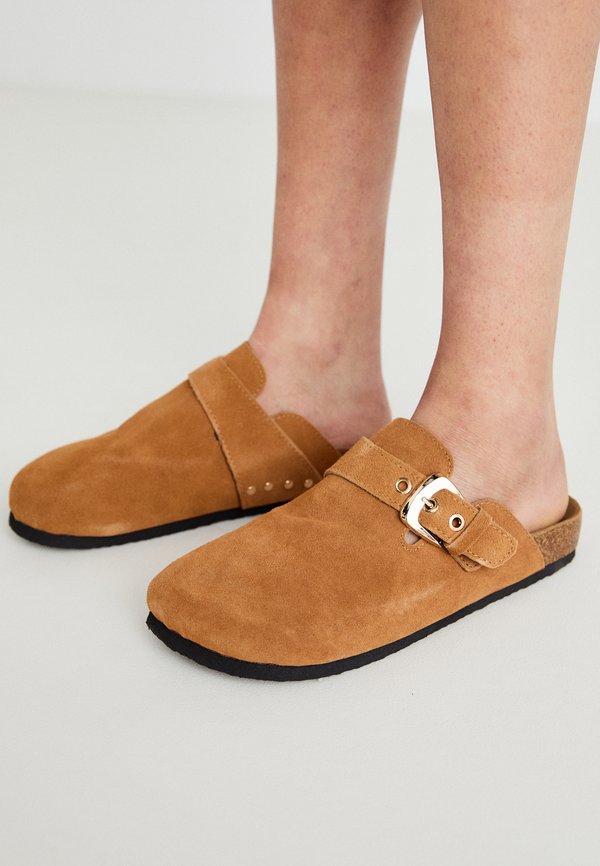 LEATHER ONLHUSTON BUCKLE MULE - Slippers - cognac3