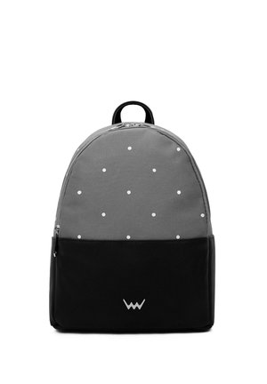 Šedý a černý batoh zaobleného tvaru, s bílými tečkami v horní části a elegantním černým dnem. Obsahuje vrchní rukojeť a zip.