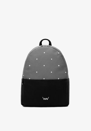 Šedý a černý batoh zaobleného tvaru, s bílými tečkami v horní části a elegantním černým dnem. Obsahuje vrchní rukojeť a zip.