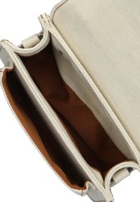 Beige stoffen tas met een bruine binnenkant, voorzien van twee open compartimenten, versterkte naden en een gestructureerde buitenkant.