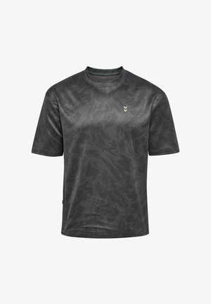 Donkergrijs T-shirt met korte mouwen, subtiel golvend streeppatroon en klein lichtgrijs chevronlogo op de linkerborst.