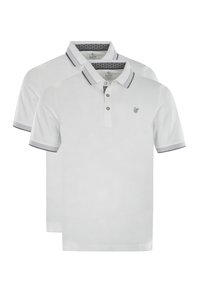Due magliette polo bianche con rifiniture grigie sul colletto e sulle maniche. Presentano una chiusura a tre bottoni e un piccolo logo sul petto.
