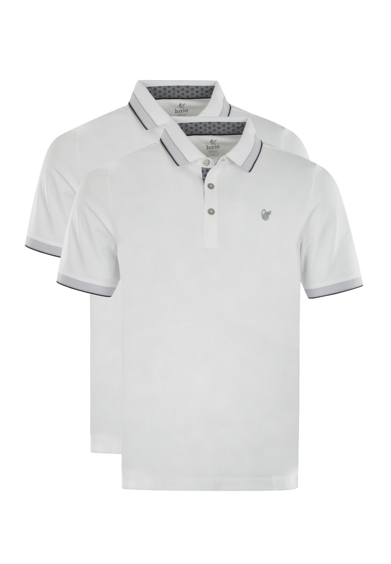 Due magliette polo bianche con rifiniture grigie sul colletto e sulle maniche. Presentano una chiusura a tre bottoni e un piccolo logo sul petto.