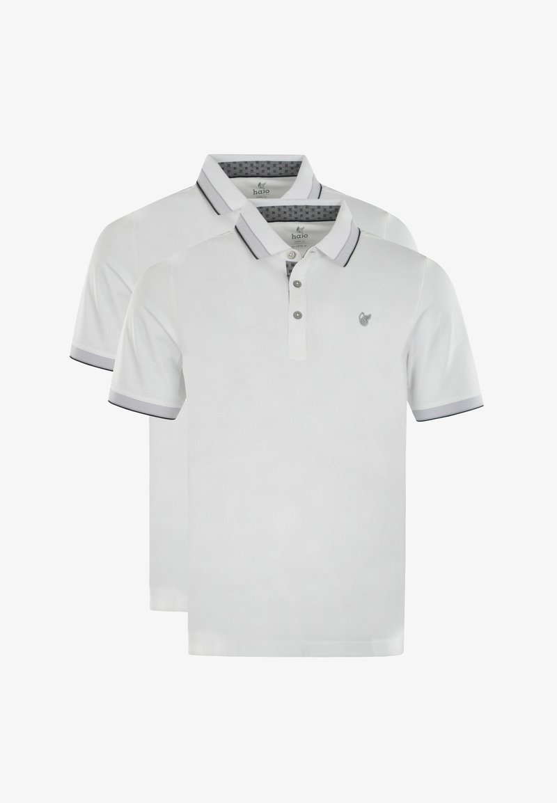 Dwie białe koszulki polo z szarymi wykończeniami na kołnierzyku i rękawach. Posiadają trójguzkowy zamek oraz małe logo na piersi.