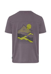 T-shirt violet à manches courtes avec un graphique de paysage montagneux en lignes jaunes et noires, accompagné d'un soleil, incluant le texte sur la découverte de nouveaux chemins.