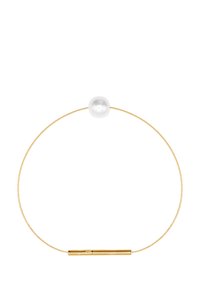 Bracciale in filo d'oro con una grande perla bianca rotonda al centro e una chiusura a cilindro, dalla texture liscia.