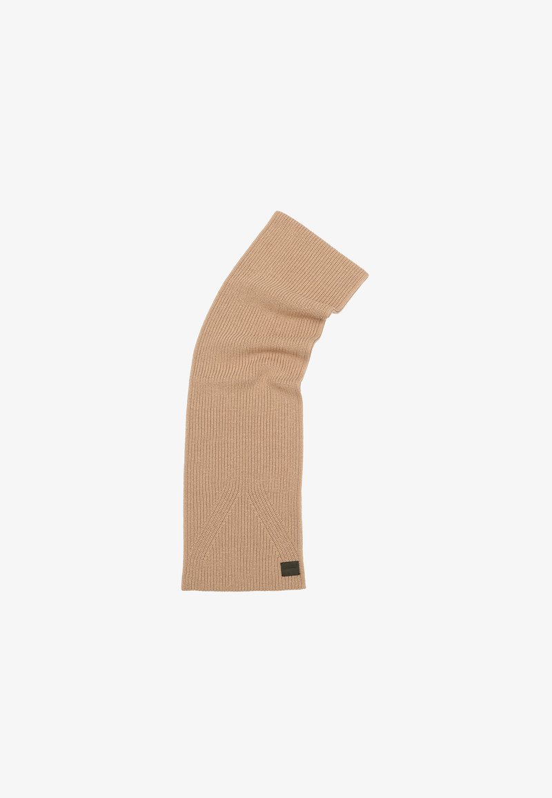 Beige geribde sjaal met een gestructureerd breipatroon, een driehoekig detail in het midden en een klein logo-label aan het ene uiteinde.