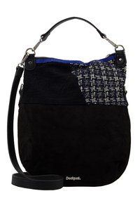 Czarna zamszowa torebka z mieszanką teksturowanej granatowej tkaniny i plecionymi akcentami. Posiada odpinany pasek na ramię oraz srebrne okucia.