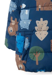 Chaqueta de plumas azul marino con patrones coloridos de animales y árboles, con una textura suave y un detalle de bolsillo lateral.