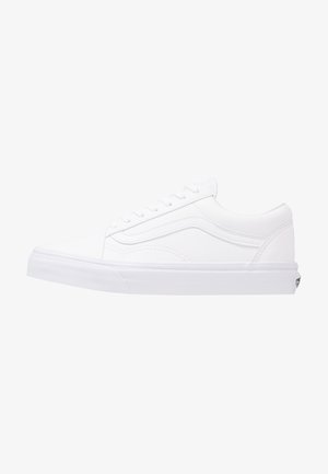 Weiße Canvas-Sneaker im Low-Top-Design mit runder Zehenpartie, flacher Gummisohle und Schnürverschluss. Mit subtilen Nähten und Logodetail an der Ferse.