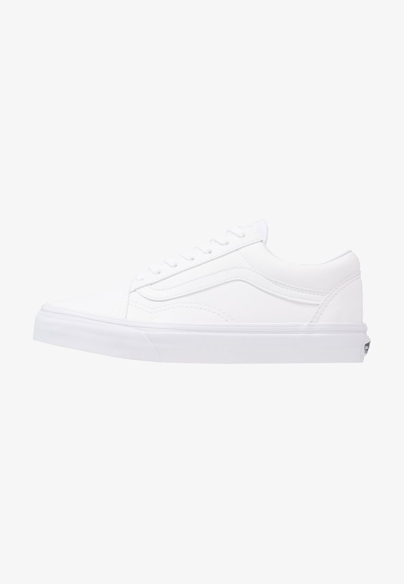 Weiße Canvas-Sneaker im Low-Top-Design mit runder Zehenpartie, flacher Gummisohle und Schnürverschluss. Mit subtilen Nähten und Logodetail an der Ferse.
