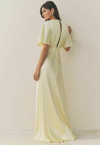 Next Apģērbs svinīgiem gadījumiem - pastel yellow