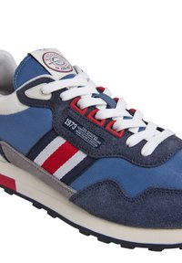 Sapatilha atlética azul e cinza com atacadores brancos e detalhes vermelhos. Apresenta materiais em camurça e tecido, com uma sola almofadada e um emblema.