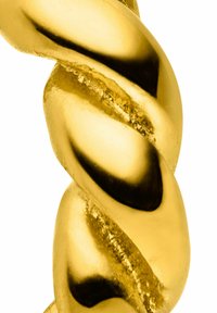 Gouden gedraaide metalen ketting met een glanzende afwerking, voorzien van zachte rondingen en subtiele indeukingen langs de spiraalvormige lengte.