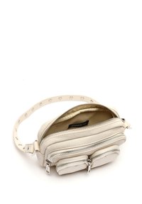 Borsa a tracolla bianca in pelle con più scomparti con zip, una superficie texturizzata e una robusta tracolla regolabile con accenti circolari.
