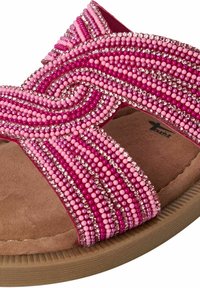 Sandal in perline rosa con un'elegante lavorazione di perline che presenta diverse tonalità di rosa e accenti trasparenti. Soletta in suede con suola testurizzata.