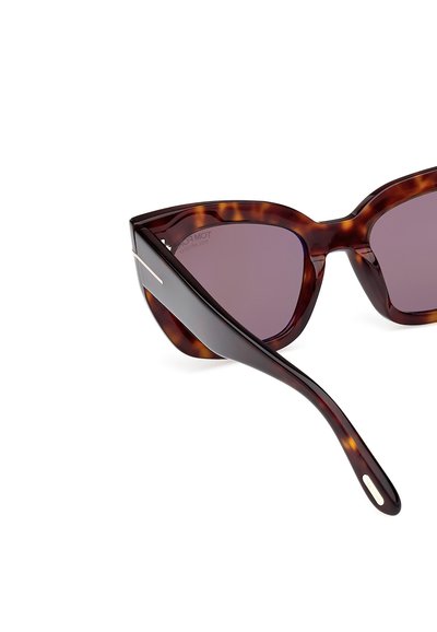 Gafas de sol de gato ojos de carey con lentes degradados morados, que presentan un diseño elegante y un acento metálico en las patillas redondeadas.