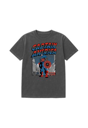 Dunkelgraues T-Shirt mit Captain America, der mit Schild zwischen Stadtgebäuden steht, mit rotem und blauem Schriftzug "CAPTAIN AMERICA" oben.